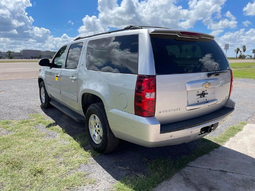 2010 Chevrolet Suburban Image 3