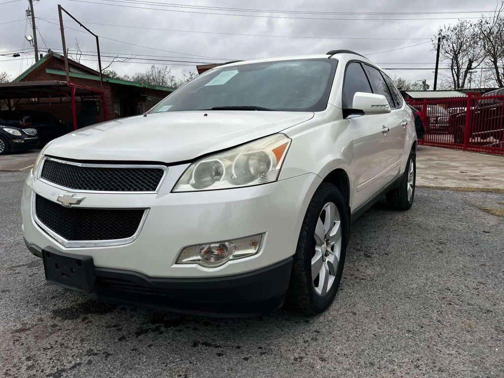 2011 Chevrolet Traverse Image 2