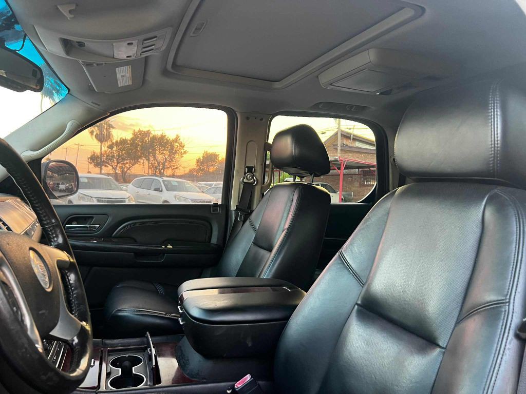 2008 Cadillac Escalade Image 5
