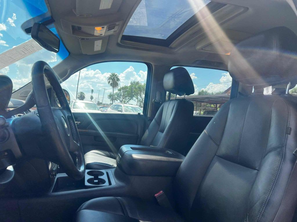2014 Chevrolet Suburban Image 6