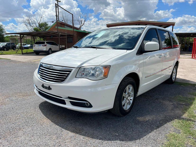 2012 Chrysler Town & Country Image 1