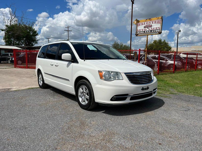 2012 Chrysler Town & Country Image 2