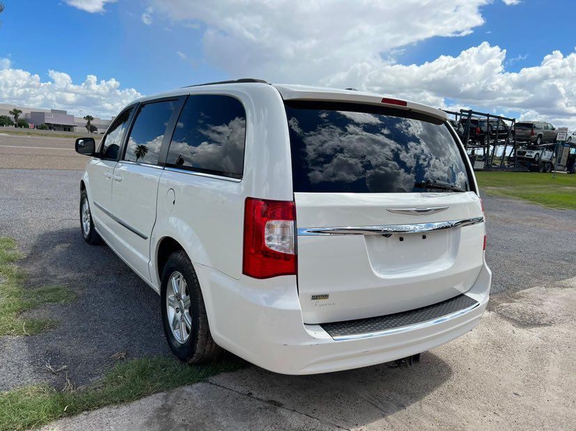 2012 Chrysler Town & Country Image 3