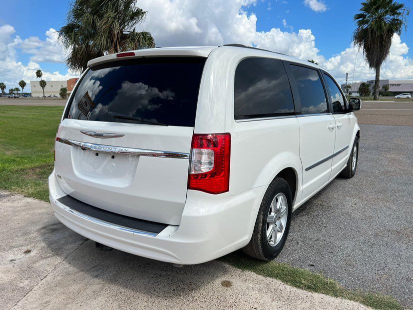 2012 Chrysler Town & Country Image 4
