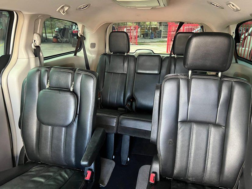 2012 Chrysler Town & Country Image 6