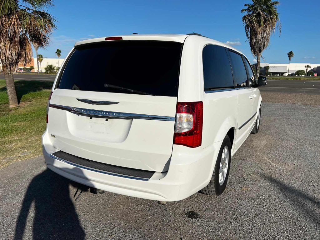 2012 Chrysler Town & Country Image 4