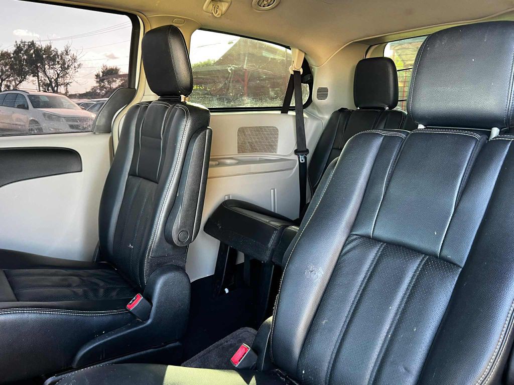 2012 Chrysler Town & Country Image 8