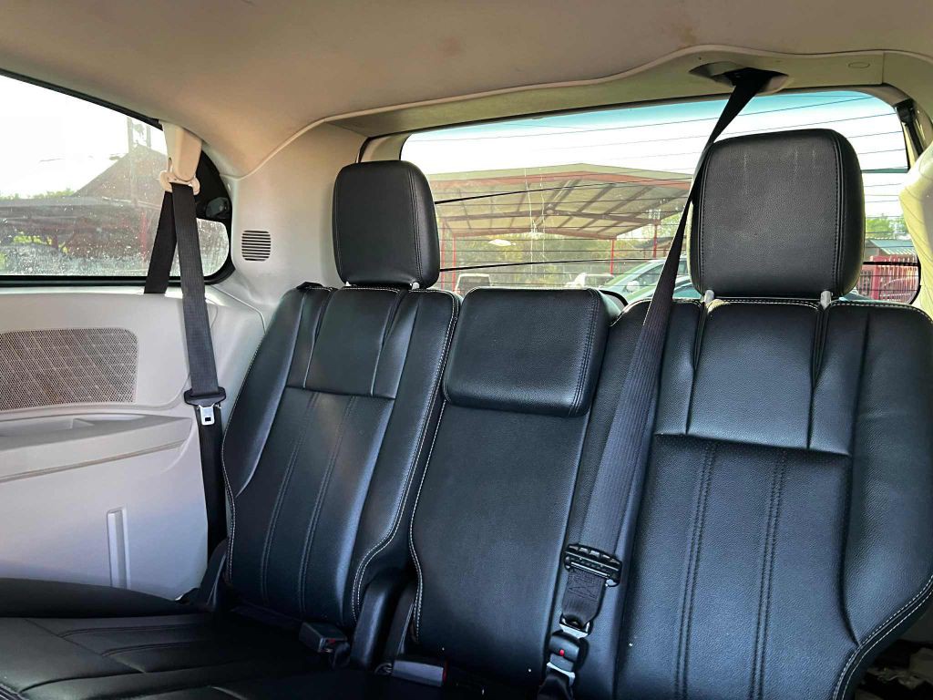 2012 Chrysler Town & Country Image 9