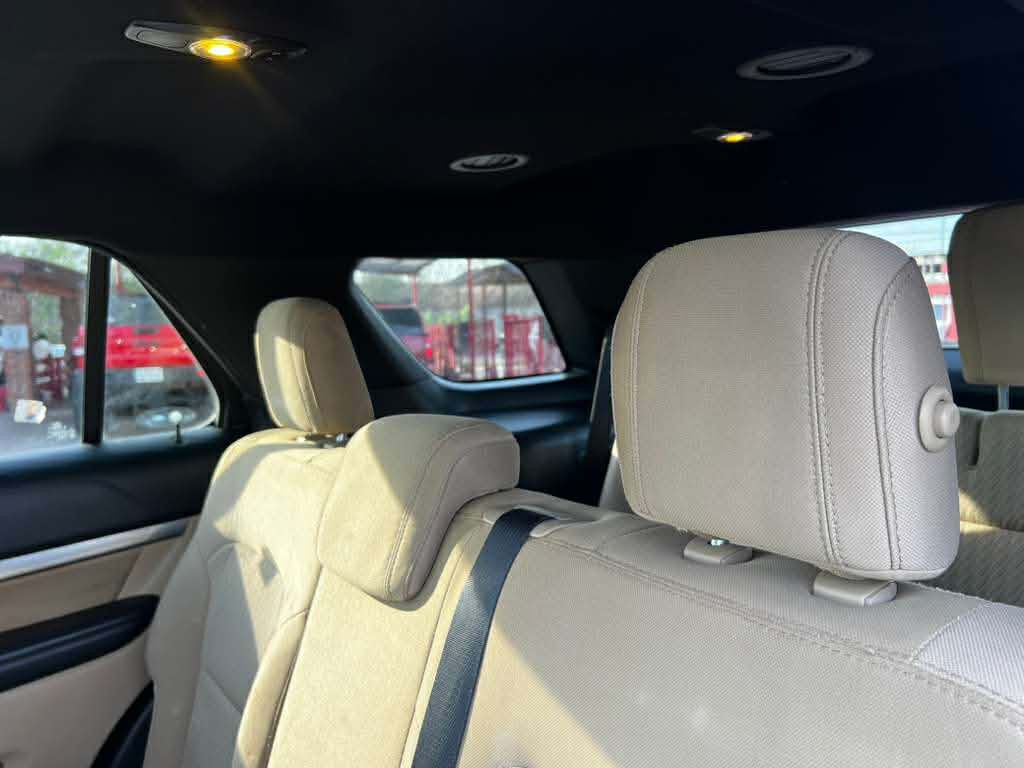 2017 Ford Explorer Image 8
