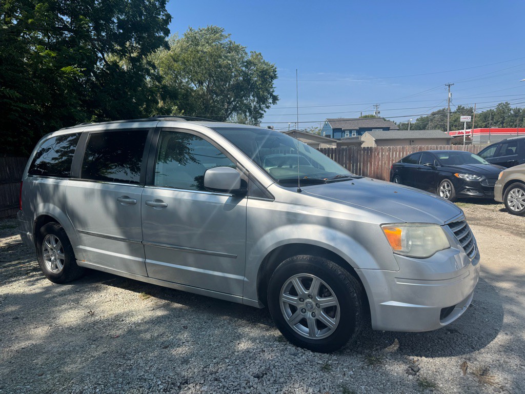 2009 Chrysler Town & Country Image 1