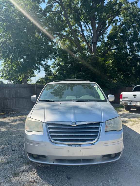 2009 Chrysler Town & Country Image 3