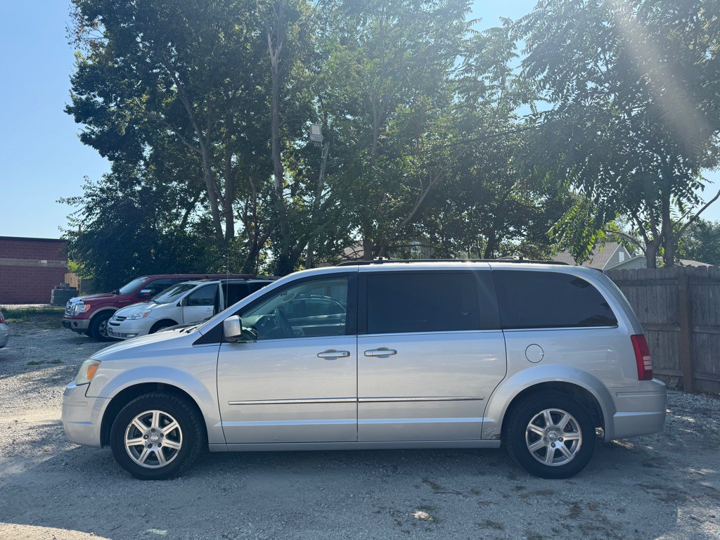 2009 Chrysler Town & Country Image 5