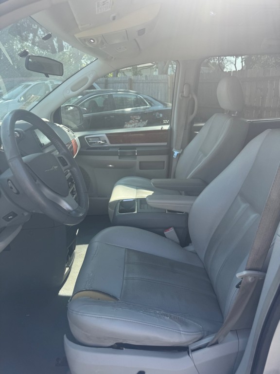 2009 Chrysler Town & Country Image 6