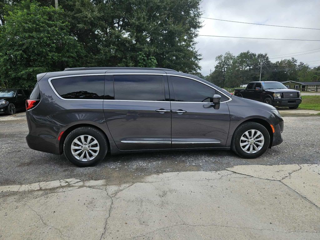 2017 Chrysler Pacifica Image 6