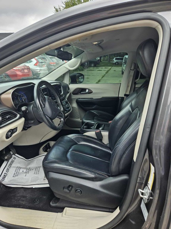 2017 Chrysler Pacifica Image 12