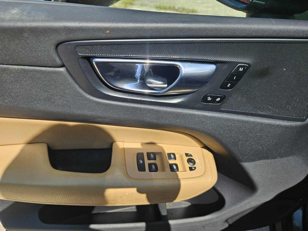 2018 Volvo XC60 Image 8