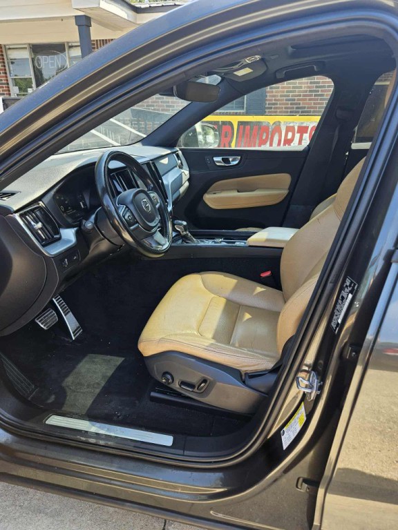 2018 Volvo XC60 Image 9
