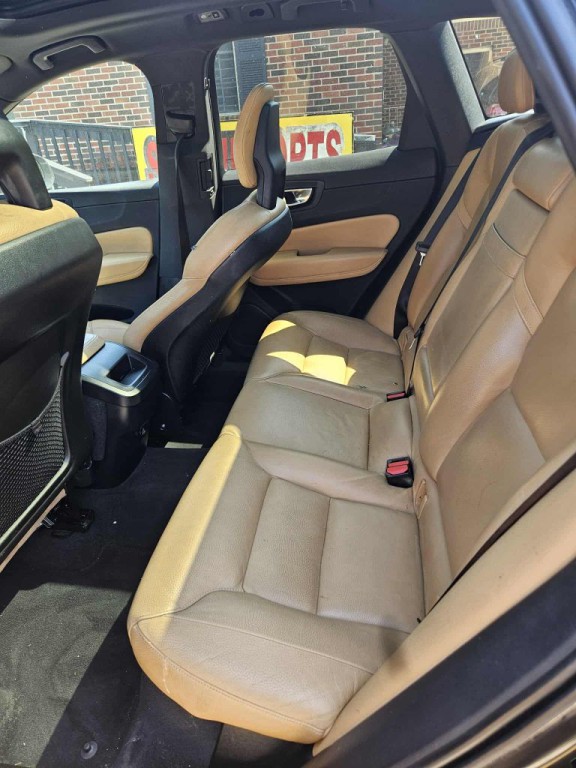 2018 Volvo XC60 Image 12