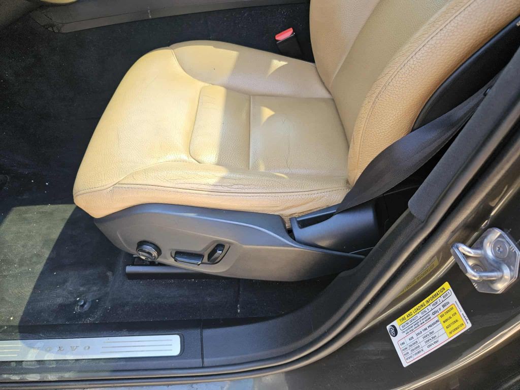 2018 Volvo XC60 Image 2