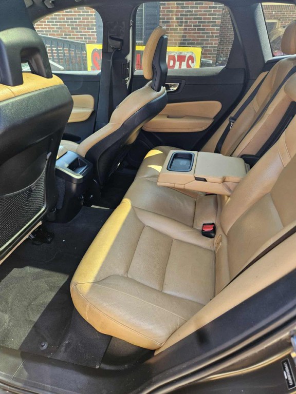 2018 Volvo XC60 Image 8