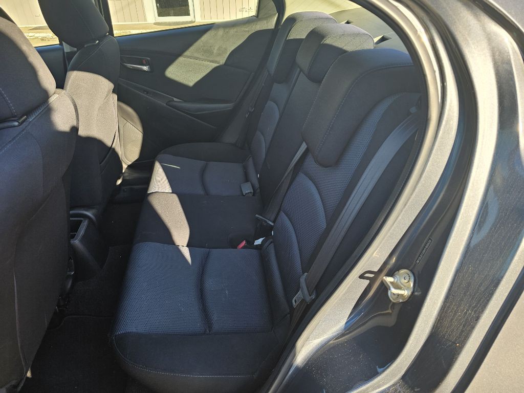 2017 Toyota Yaris Image 8