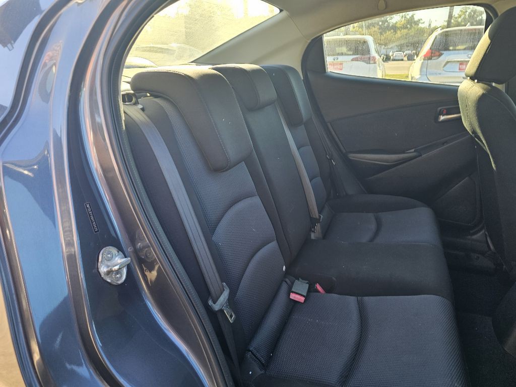 2017 Toyota Yaris Image 11