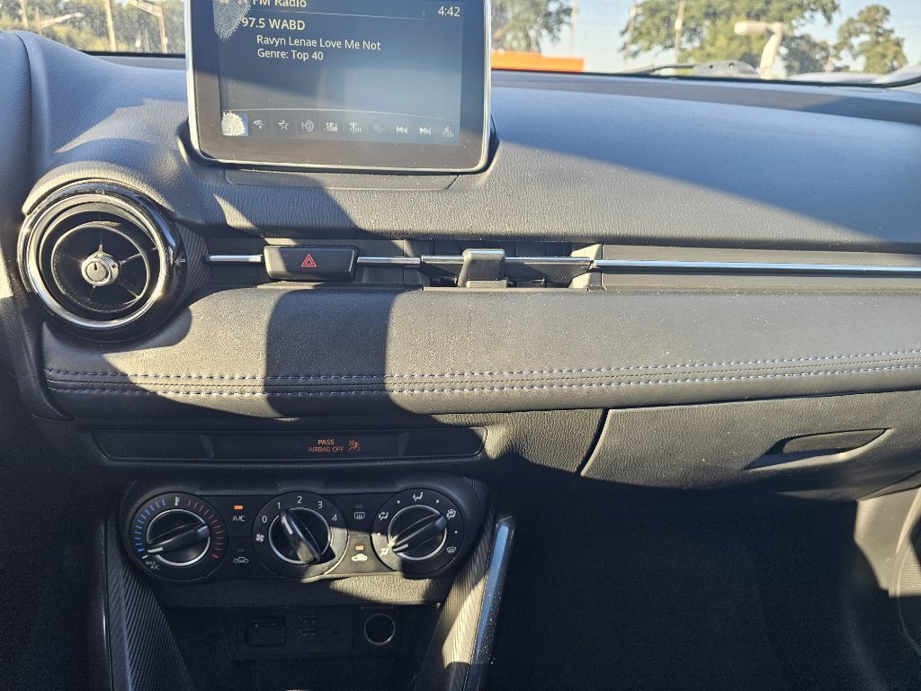 2017 Toyota Yaris Image 16