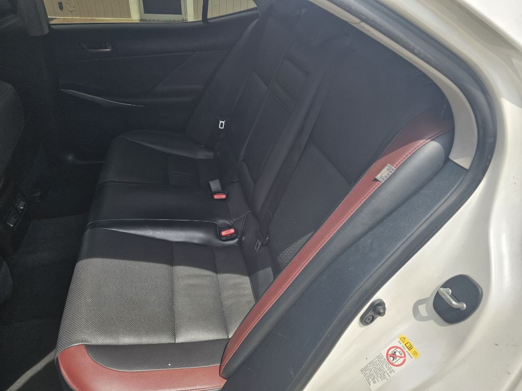 2017 Lexus IS Image 28