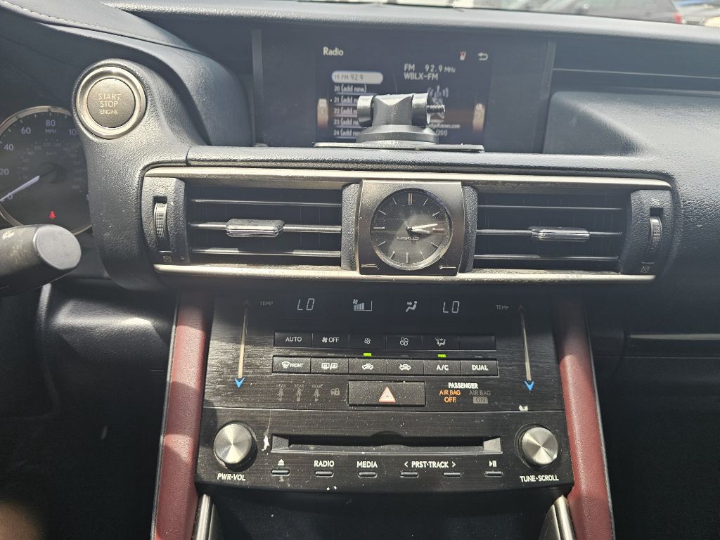 2017 Lexus IS Image 34