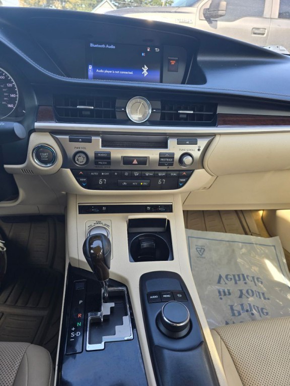 2015 Lexus ES Image 11