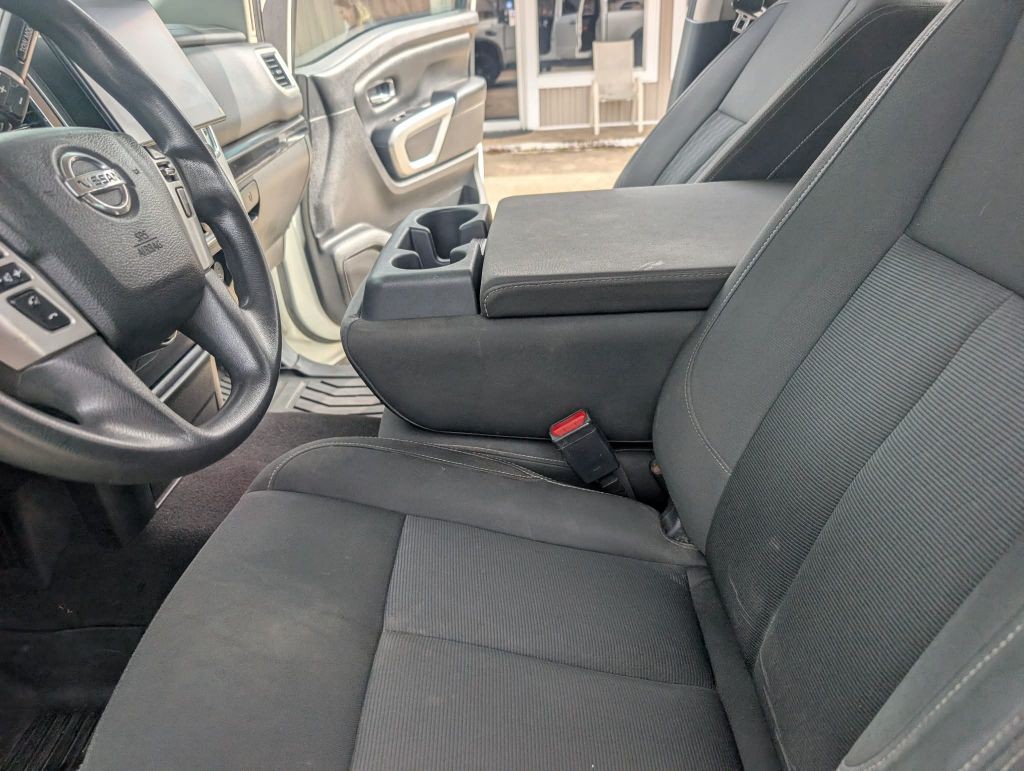 2017 Nissan Titan Image 9