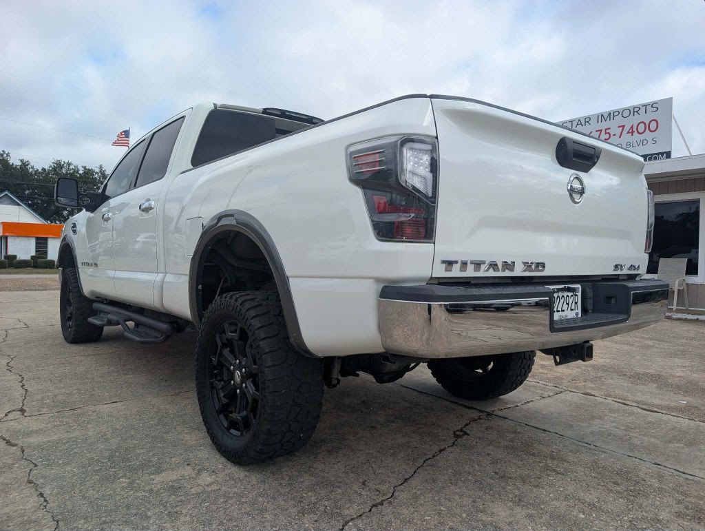 2017 Nissan Titan Image 10