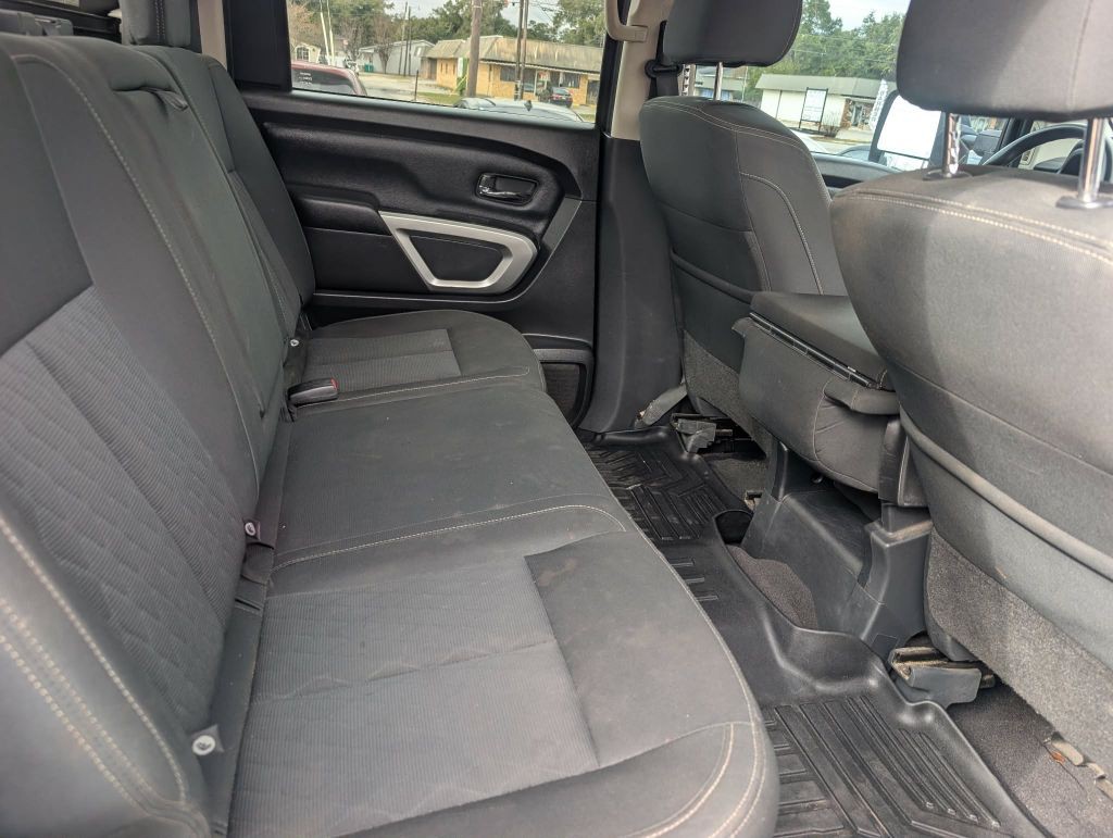 2017 Nissan Titan Image 15