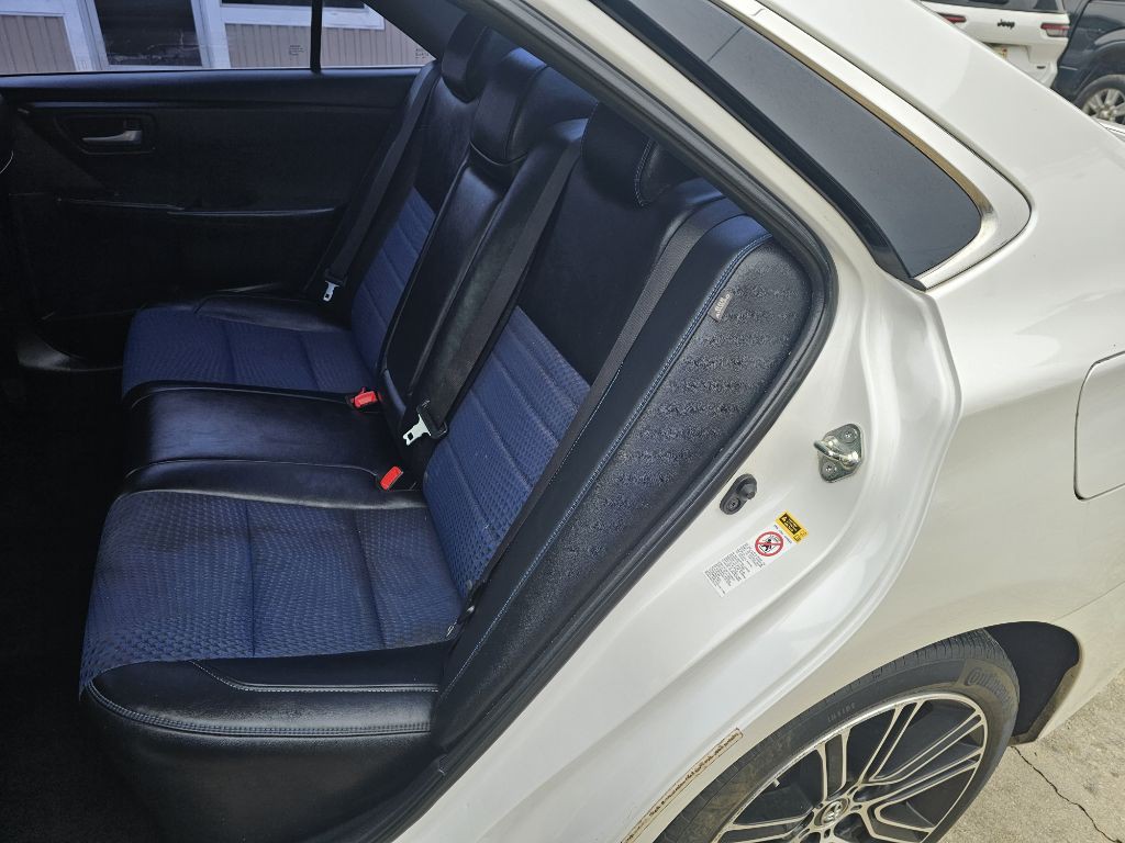 2016 Toyota Camry Image 9