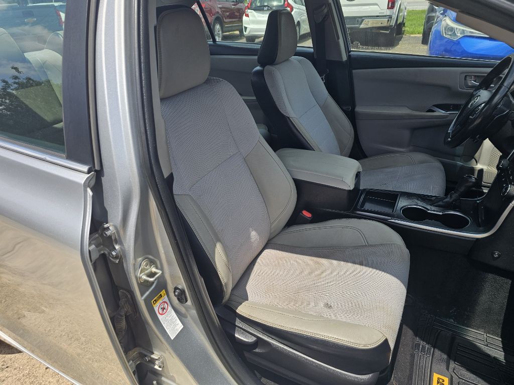 2017 Toyota Camry Image 32