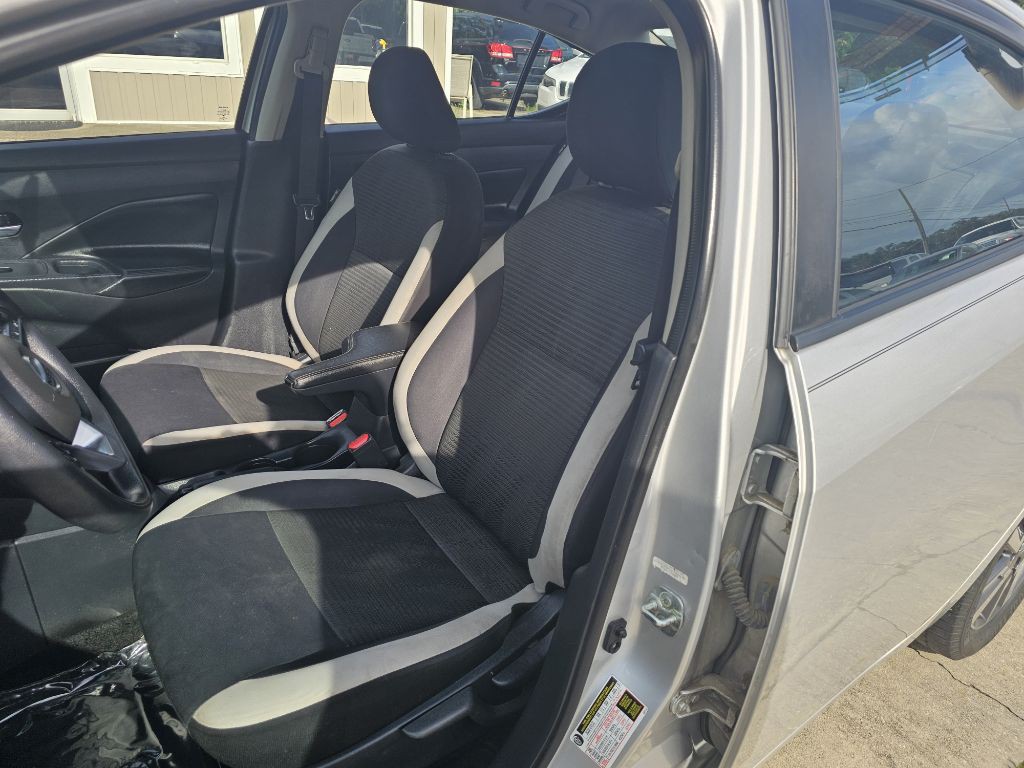 2020 Nissan Versa Image 9