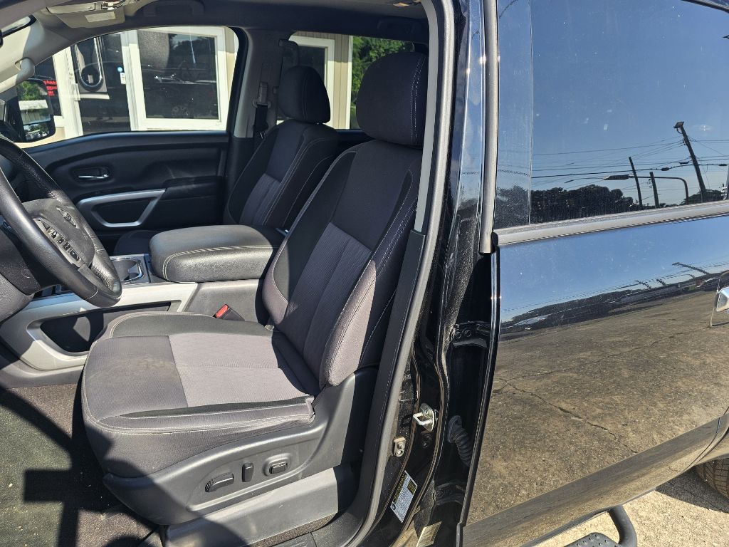 2022 Nissan Titan Image 9