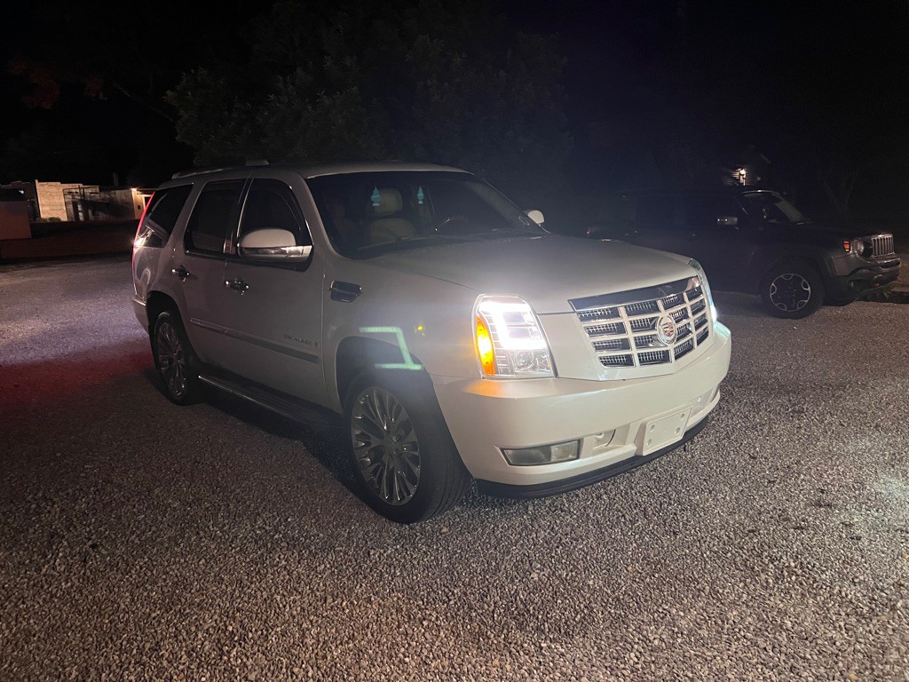 2007 Cadillac Escalade Image 2