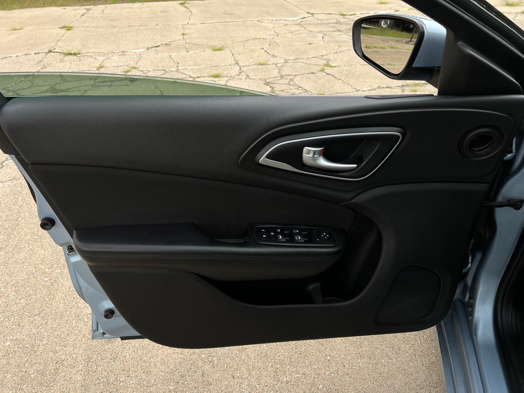 2015 Chrysler 200 Image 18