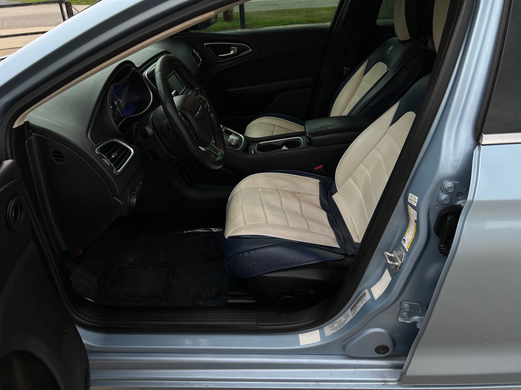 2015 Chrysler 200 Image 19