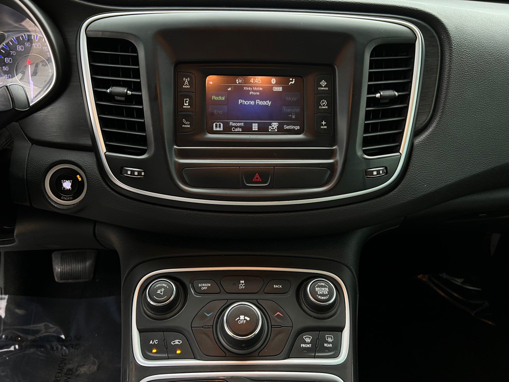 2015 Chrysler 200 Image 23