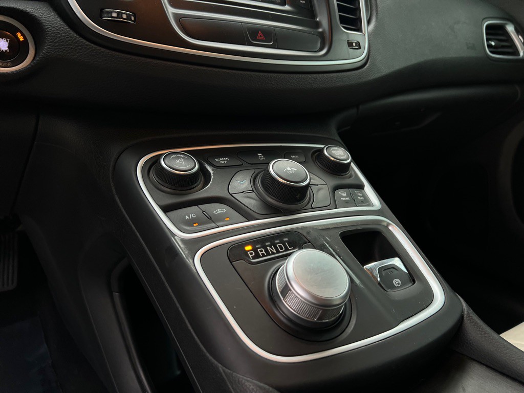 2015 Chrysler 200 Image 24