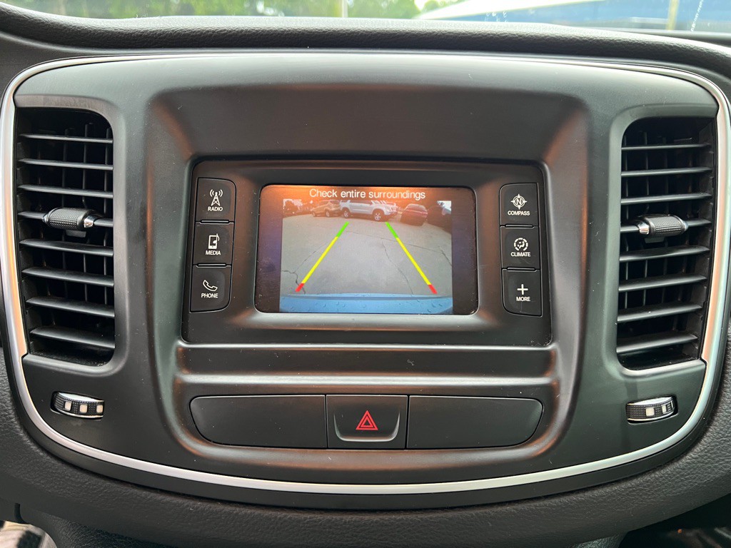 2015 Chrysler 200 Image 25