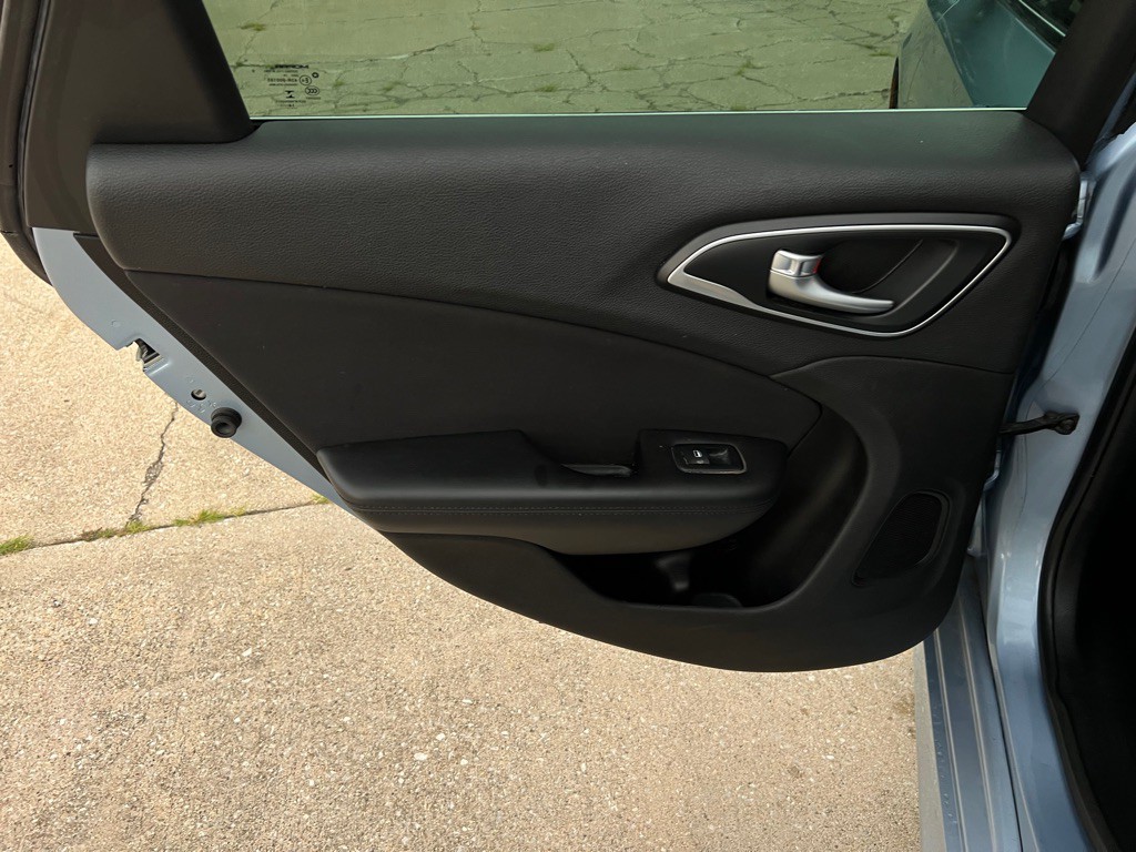 2015 Chrysler 200 Image 26