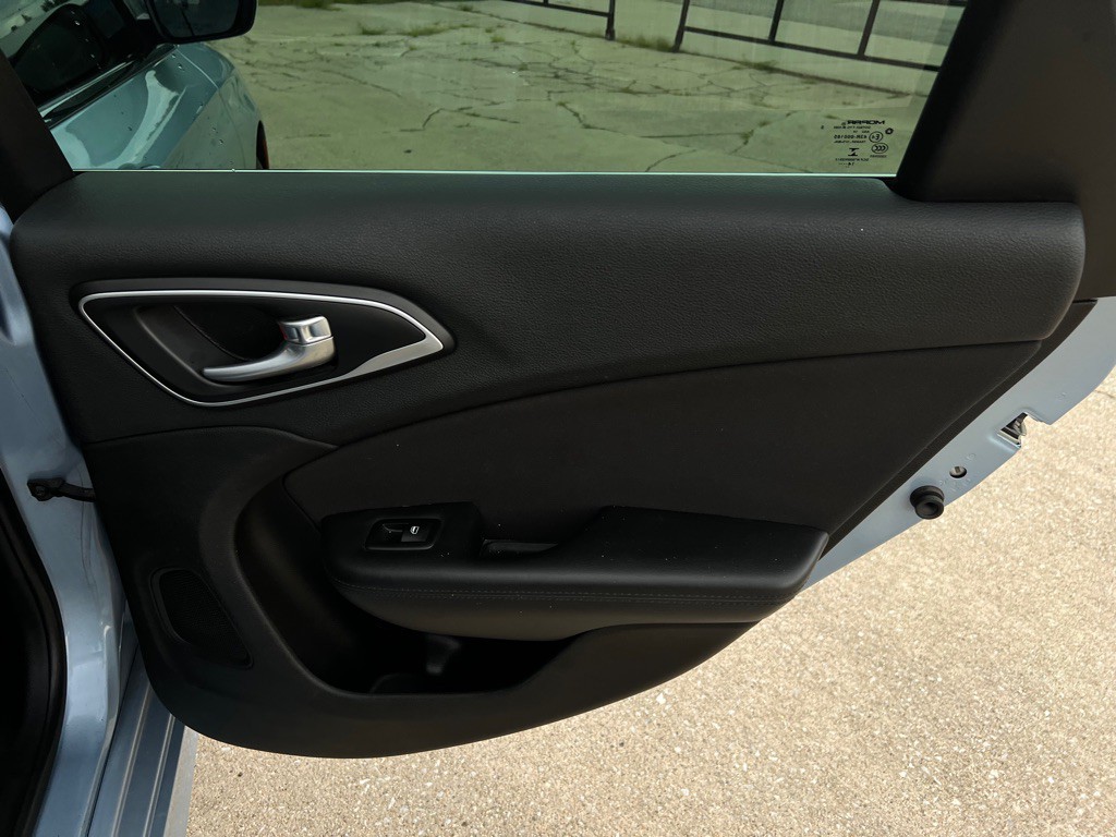 2015 Chrysler 200 Image 30