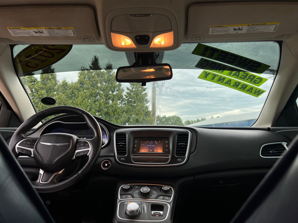 2015 Chrysler 200 Image 33