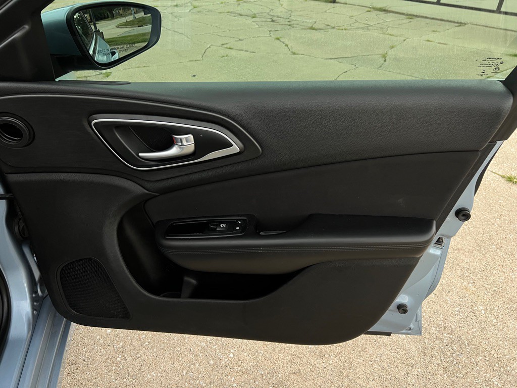 2015 Chrysler 200 Image 34