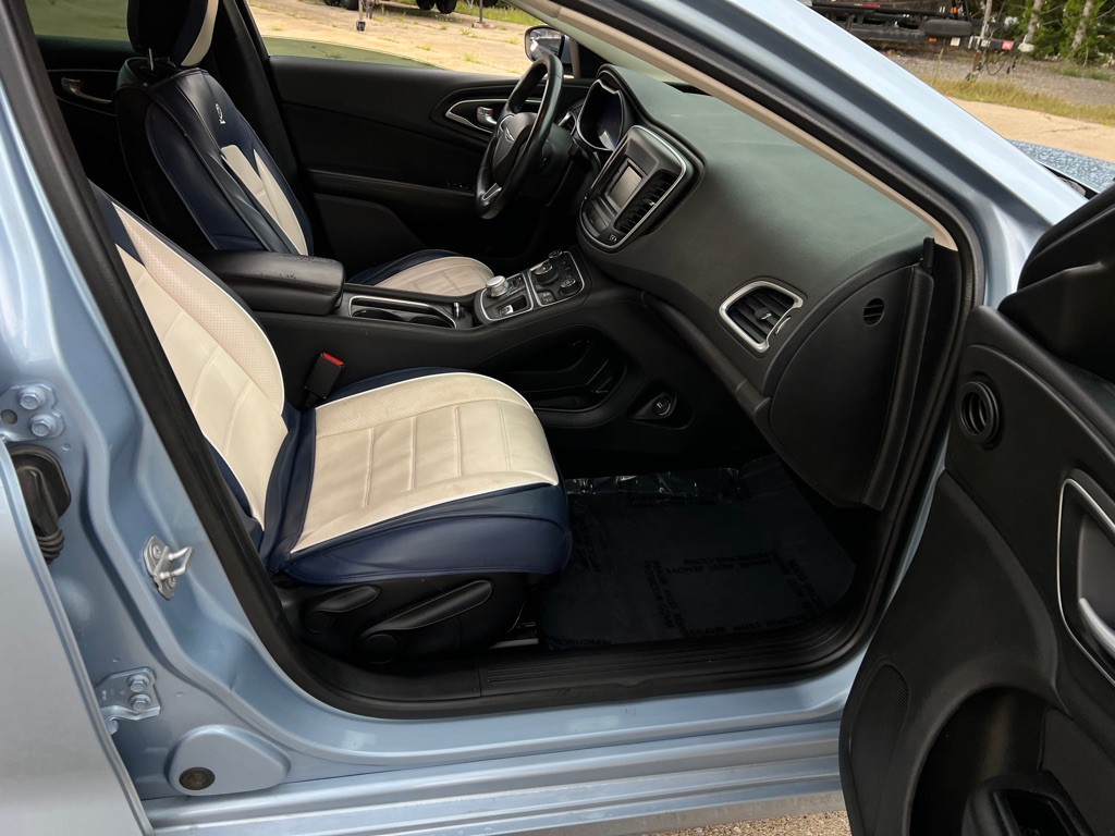 2015 Chrysler 200 Image 35