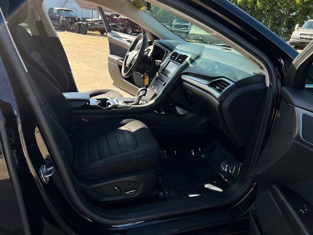2016 Ford Fusion Image 32