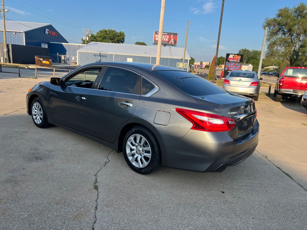 2016 Nissan Altima Image 9
